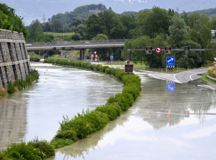 Ein- und Ausfahrten der A9 sind überschwemmt.