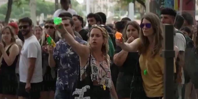 In Spanien - Touris sitzen im Café – Einheimische attackieren sie