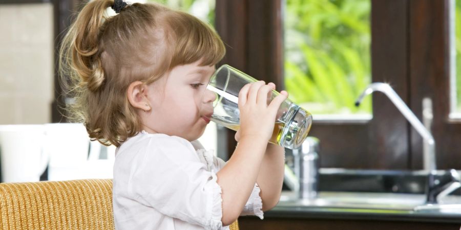 Mädchen trinkt Wasser