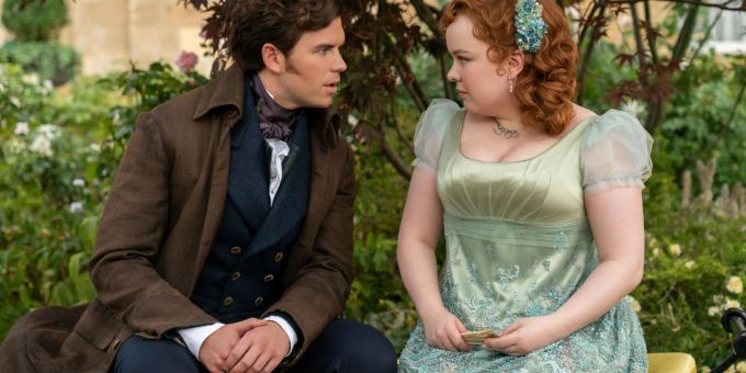 Luke Newton (l) als Colin Bridgerton und Nicola Coughlan als Penelope Featherington in Folge 301 von «Bridgerton». bridgerton