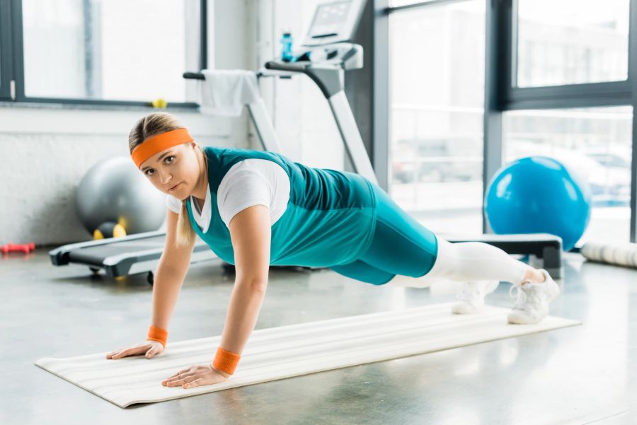 Frau beim Fitnesstraining.