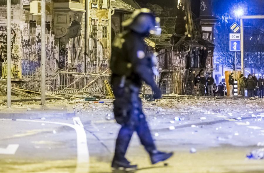 Immer wieder kommt es vor der Berner Reitschule zu systematischer Gewalt gegen Polizisten – auch in der Nacht von Samstag auf Sonntag. (Symbolbild)