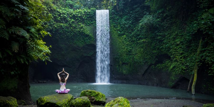 Frau Yoga Bali Wasserfall