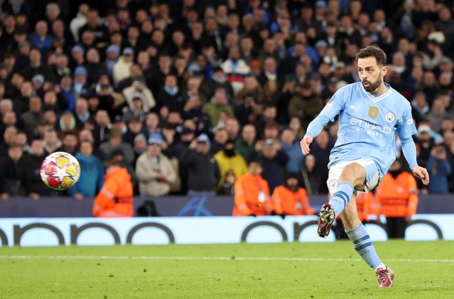 Vor seinem Schuss musste der Profi rund 40 Sekunden auf den Ball warten, weil die City-Fans ihn nicht herausrücken wollten.