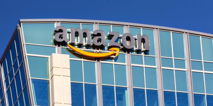 Gebäudefassade von Amazon in Santa Clara, California, USA. Fassade Glas Schriftzug blau