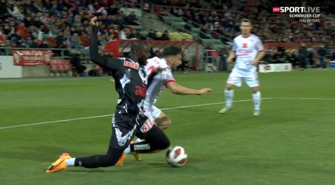 In diesem Zweikampf kommt Luganos Ousmane Doumbia zu Fall. Penalty! FC Lugano FC Sion
