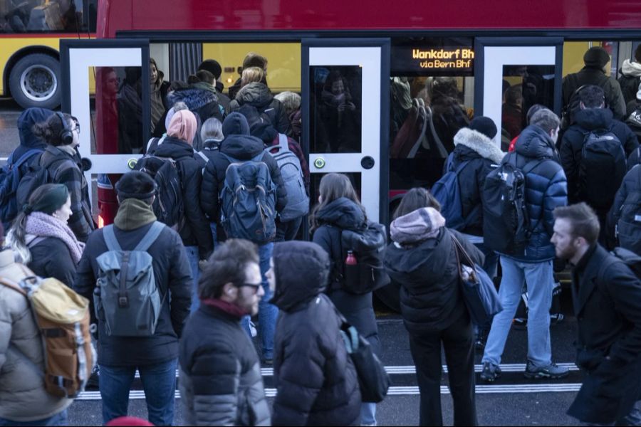 Im Bus wurde eine Bernerin von der Lautstärke eines Amerikaners überrascht. (Symbolbild)