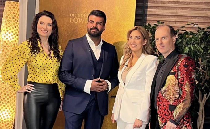 Die Investoren der TV-Show «Die Höhle der Löwen» Anja Graf (links) und Roland Brack (rechts) mit den beiden Jungunternehmern. wedgram