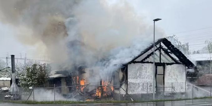 Als die ausgerückten Einsatzkräfte vor Ort eintrafen, stand das Fabrikgebäude bereits in Brand. Brand in Frutigen