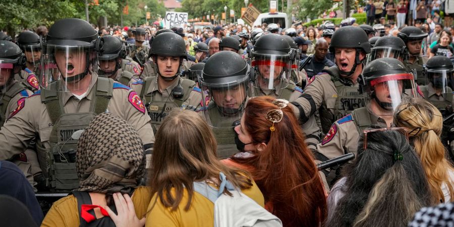 Texas State Troopers versuchen einen pro-palästinensischen Protest an der University of Texas aufzulösen.