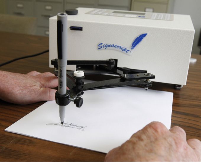 Mit einem sogenannten «Autopen» soll die Unterschrift von Joe Biden unter wichtige Dokumente gesetzt worden sein. (Symbolbild) Autopen Joe Biden