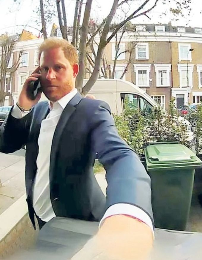 Ooops! Prinz Harry klingelt versehentlich an der falschen Haustür. Prinz Harry