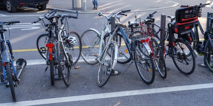 Velos parkieren auf einer Strasse in Zürich. (Symbolbild) Velos Strasse Asphalt