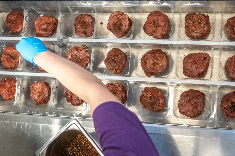 Verpackung Mitarbeiter Steak Fliessband