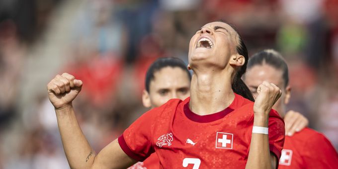 Riola Xhemaili jubelt nach ihrem Tor zum 1:0 gegen Tschechien. Riola Xhemaili WEURO 2025