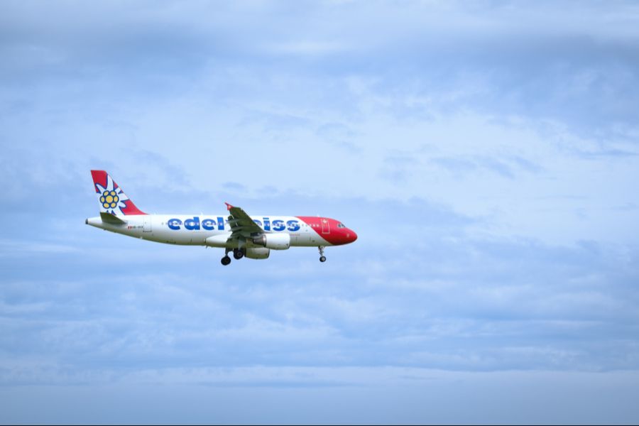 Bei der Edelweiss Air steht St. Galler Bratwurst statt Raclette auf der Karte.