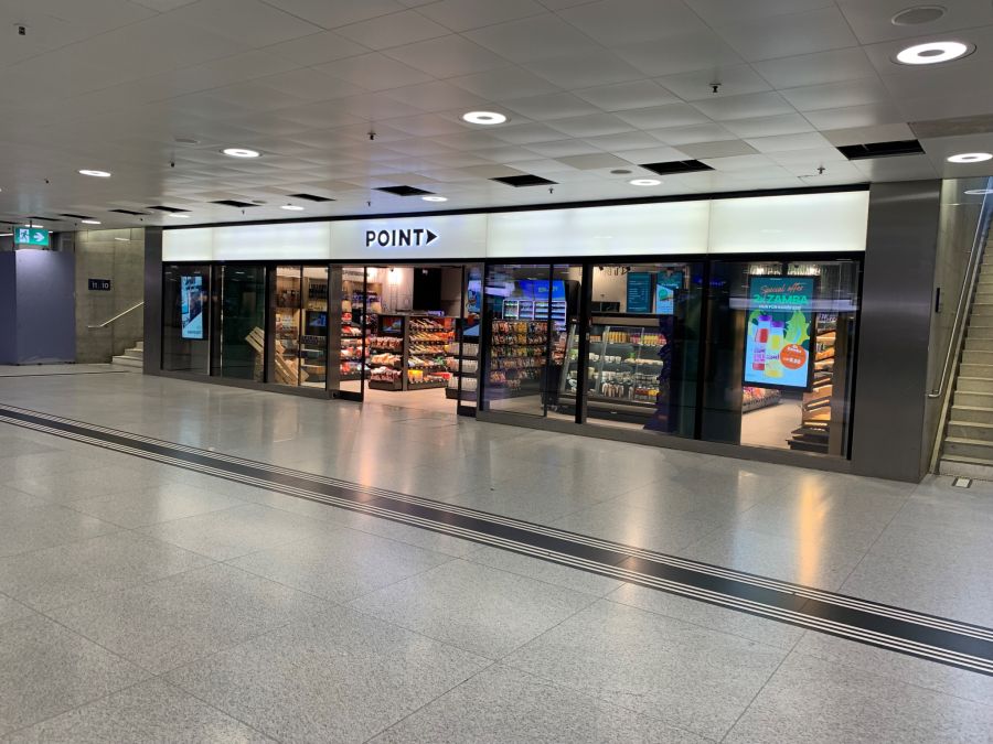 Die Kundin vermutet, dass der Mitarbeiter im Shop Point bei der Frage nach dem Kaffee extra auf Pronomen verzichten wollte.
