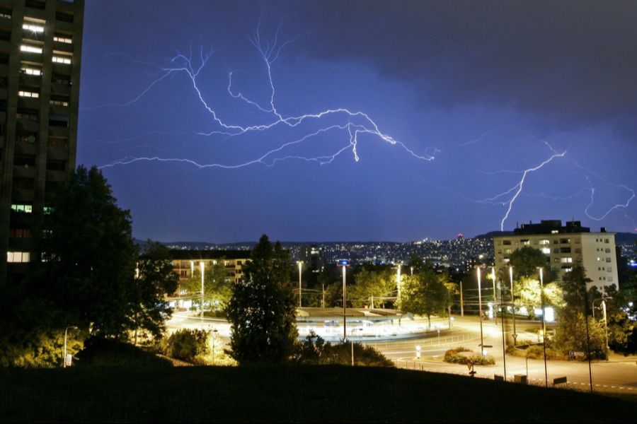Es könnte auch Gewitter geben. (Symbolbild)