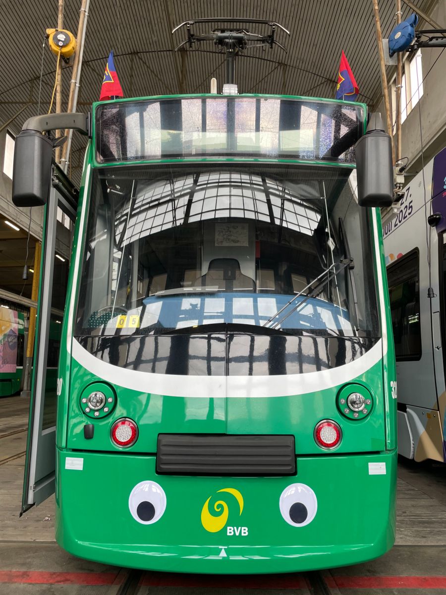 Mit «Wackelaugen» ausgestattet drehen einige Basler Trams derzeit ihre Runden durch die Innenstadt.