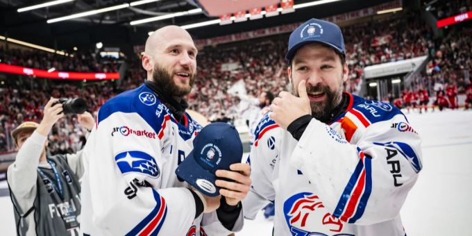 Captain Patrick Geering (rechts) feiert mit den ZSC Lions die Titelverteidigung. ZSC Lions