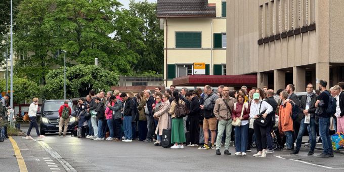 Grosser Pendlerstau - Zugchaos am Zürichsee: «Ersatzbusse sofort voll»