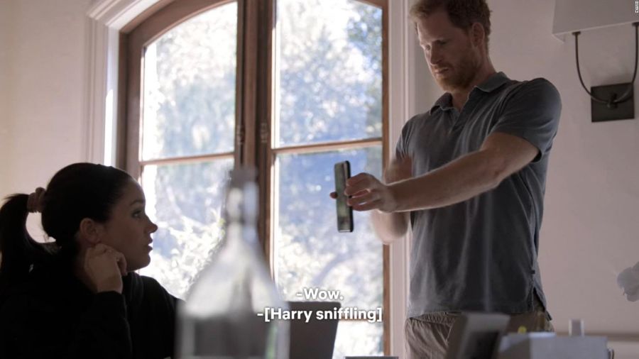 Tatsächlich: William hat sich gemeldet, Harry streckt seiner Meghan das Handy entgegen.