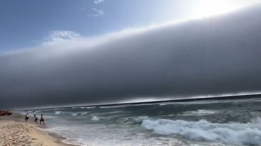 In Portugal hat sich eine Rollwolke geformt.