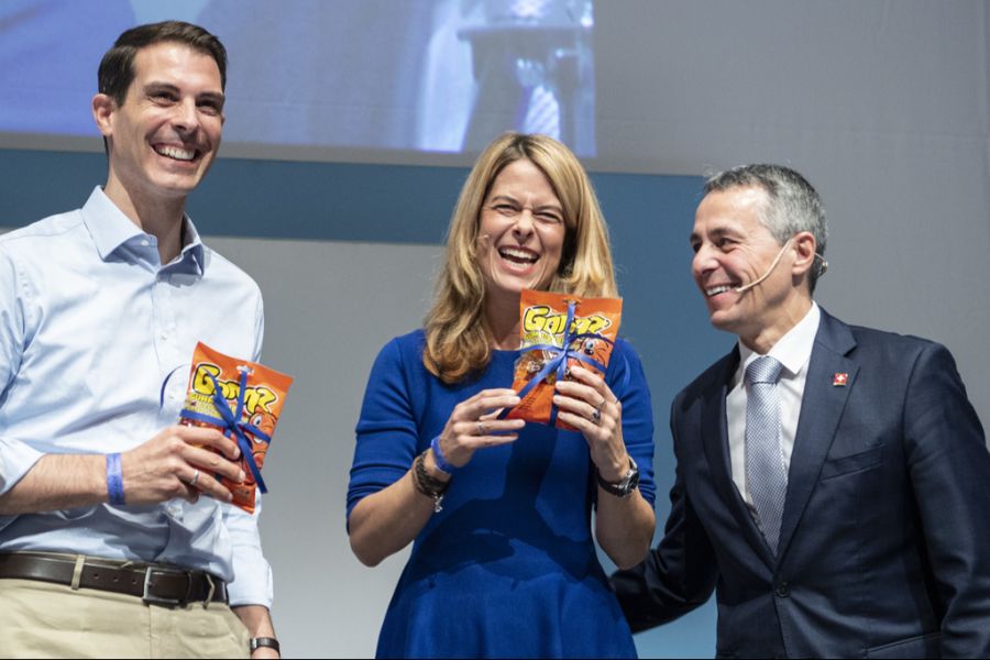 Auch Gummibärchen schmecken Thierry Burkart sehr. FDP-Bundesrat Ignazio Cassis schenkte ihm und FDP-Ständerätin Petra Gössi an einer Delegiertenversammlung je ein Päckchen davon.