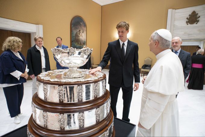 Jannik Sinner bringt zur Papst-Audienz zwei Trophäen mit. Jannik Sinner