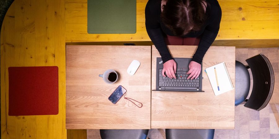 Mehr als zwei Drittel der Homeoffice-Beschäftigten haben laut Umfrage schon krank gearbeitet. (Symbolbild)