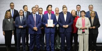 Deutschland - CDU, CSU und SPD unterzeichnen Koalitionsvertrag