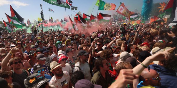 Zwei Bands nutzten die Bühne des weltbekannten Glastonbury-Festivals, um antiisraelische Parolen zu äussern und die britische Regierung zu kritisieren – teils wurde dies live von der BBC übertragen. Zwei Bands