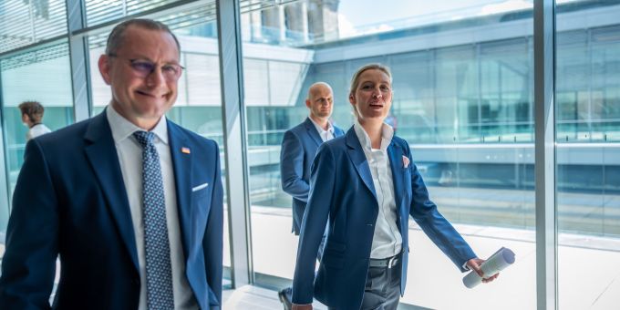 Die AfD-Chefs Tino Chrupalla (l.) und Alice Weidel können sich über einen spürbaren Anstieg ihrer Monatseinkünfte freuen. (Archivbild) Tino Chrupalla