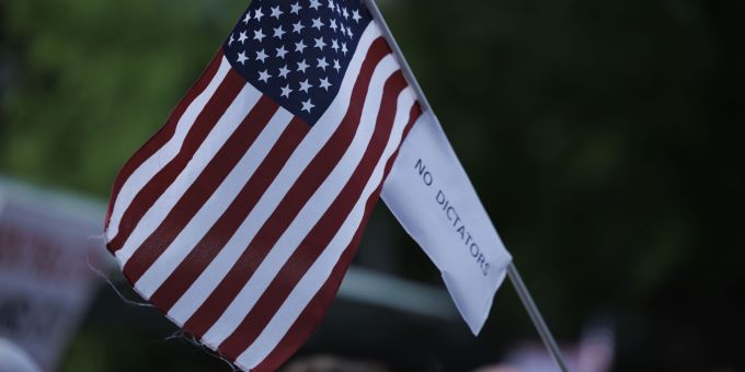 Eine amerikanische Flagge beim Protest an der Harvard University gegen den Aufnahmestopp ausländischer Studierender. Harvard University