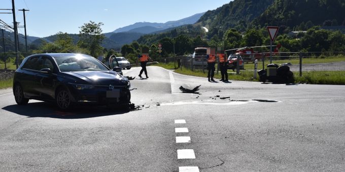 In Domat Ems sind ein Auto und ein Motorrad kollidiert. Kollision in Domat