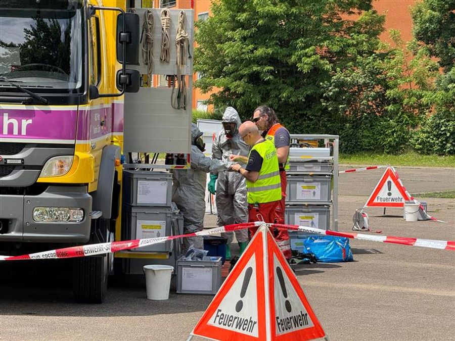 Einsatzkräfte befinden sich in Schutzanzügen.
