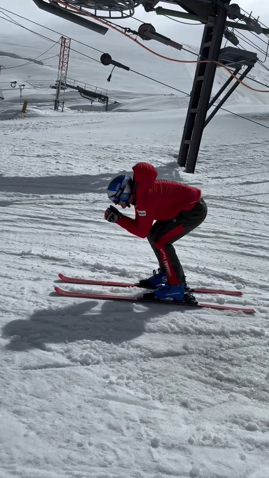 Marco Odermatt bereitet sich auf die neue Skisaison vor und steht wieder auf Schnee.