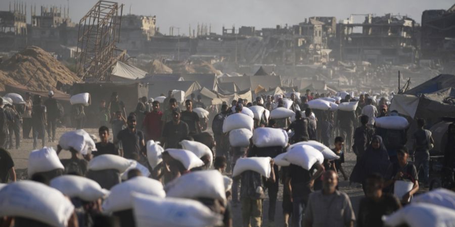 menschen tragen mehl gaza