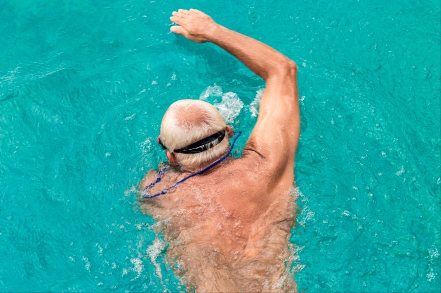 älterer mann schwimmt