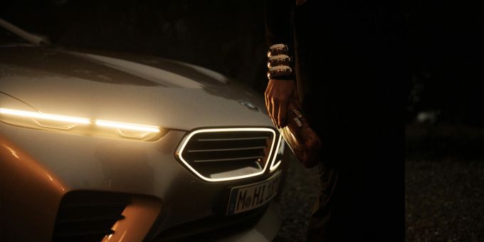 Die markante Doppelniere, ein unverkennbares Markenzeichen der Marke, wurde neu interpretiert und mit einer dezenten, aber effektvollen Beleuchtung versehen. BMW Skytop Cabrio
