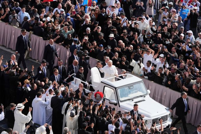 In seinem Papamobil unterwegs: Der neue Papst in Rom. Jacquelyn Martin/Pool AP/AP/dpa Amtseinführung Papst Leo XIV.