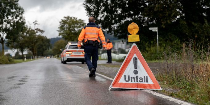 Rapperswil-Jona SG - 77-Jähriger bei Unfall über Auto geschleudert