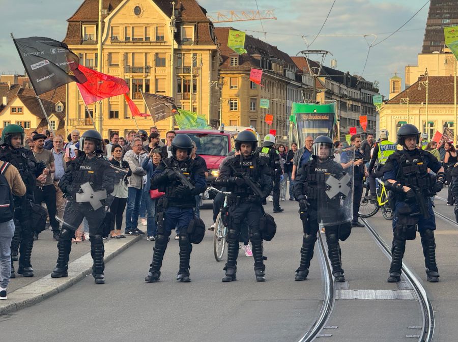 Bewaffnete Polizisten stellen sich der Pro-Palästina-Demonstration in Basel.