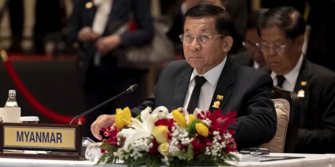 Auch Myanmars Militärchef und aktuelle Führungsperson Min Aung Hlaing steht auf der Liste der Sanktionen der EU. Sanktionen