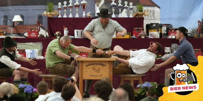 Beim sogenannten «Fingerhakeln» ziehen sich Männer gegenseitig über den Tisch. Fingerhakeln