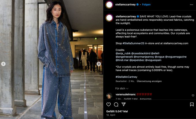 Der Denim-Zweiteiler mit Glitzer von Stella McCartney. blake lively glitzerjeans