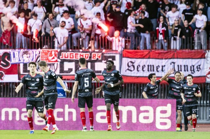 Der FC Winterthur bejubelt das 1:0 durch Nishan Burkart (2.v.r.) gegen GC. GC FC Winterthur