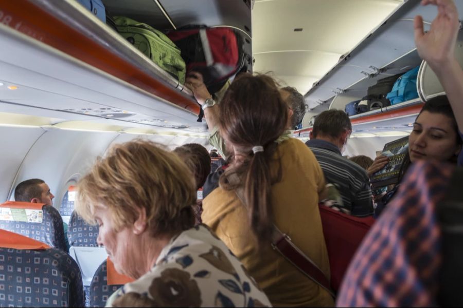 Flüge verursachen im Durchschnitt fünfmal mehr CO2-Emissionen pro Passagierkilometer als Zugreisen. (Archivbild)