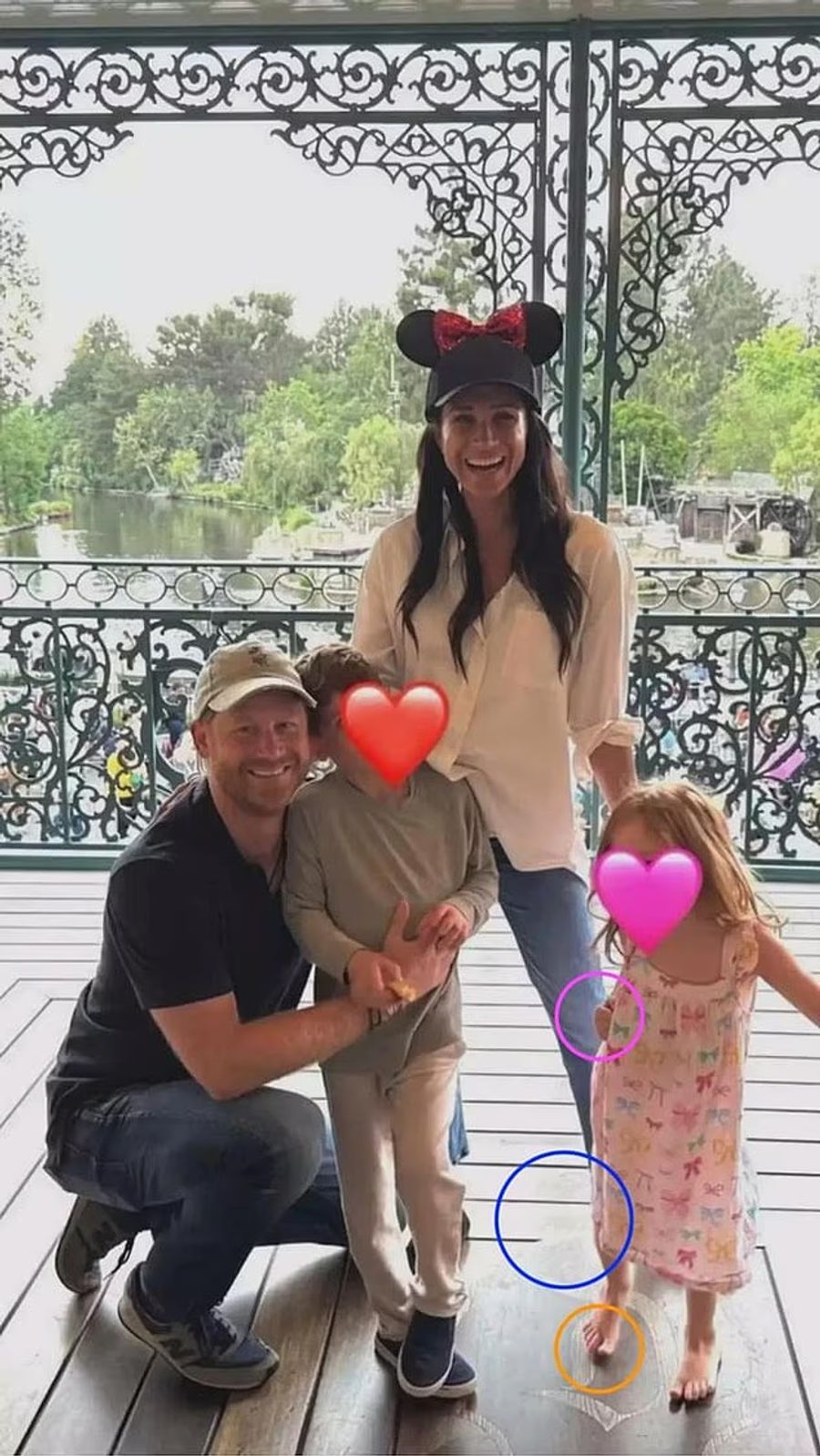 Verschwörungstheoretiker haben süße Bilder der Sussexes durchforstet, um Fehler zu finden, und wilde Behauptungen aufgestellt.