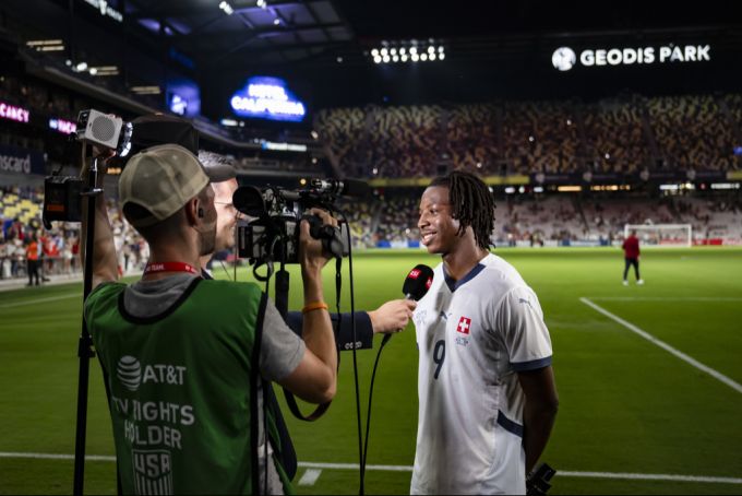 Johan Manzambi gibt nach seinem Startelfdebüt ein Interview. Schweizer Nati